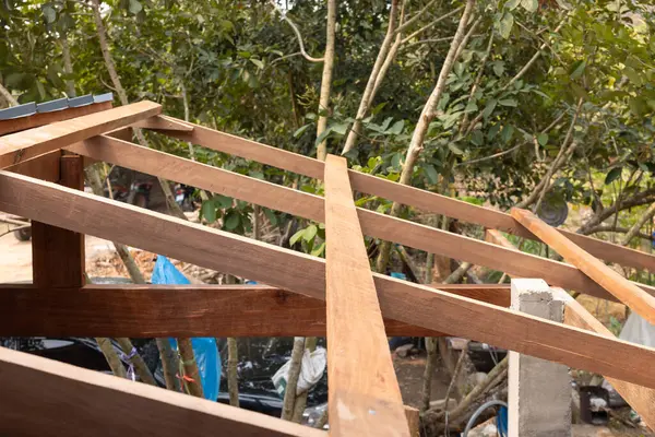 Çatı inşaatı için inşa edilen ahşap yapı iskeleti üyelerden oluşur. purlins, kiriş, damızlık kiriş, çatı katmanı için kral direği ve sütun eğimli.