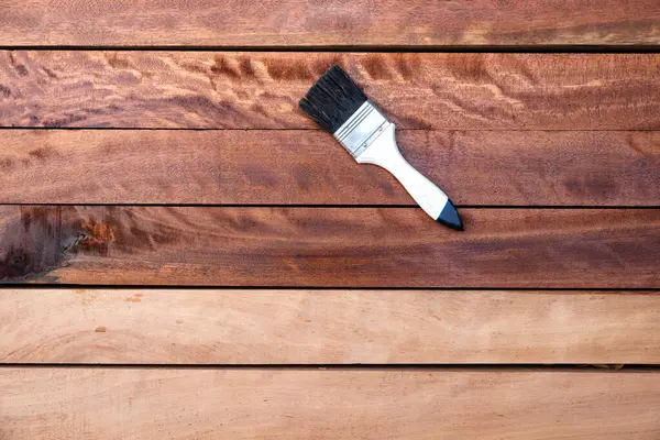 Boya fırçası kereste ya da ahşap ürünlere vernik uygular. Boyadan sonra daha koyu kahverengi görünerek ahşap kurdu, termit ve mantarı önlemek için koruyucu veya kaplama lekeli tahıl yüzeyine bakın.