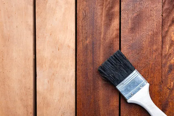 Kapalı boya fırçası kereste ya da ahşap ürünlere vernik uygula. Boyadan sonra daha koyu kahverengi görünmeden önce konsept arka plan için koruyucu veya kaplama leke yüzey giysisi.