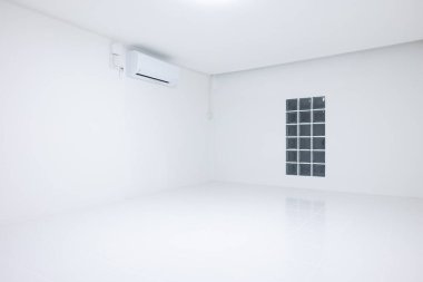 Geceleri, kare beyaz fayans döşeme desenli boş bir oda. Cam blok duvar, klima dahil. Temiz, parlak bir yüzey. Arka plan için modern iç dekorasyon giysisi.