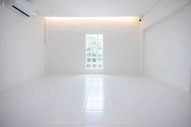Perspektif olarak kare beyaz fayans döşeme desenli boş oda. Cam blok duvar, klima dahil. Temiz parlak yüzey yansıma ışığı. Arka plan için modern iç dekorasyon giysisi