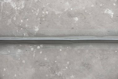 Terrazzo 'daki beton zemin inşaatında şerit ya da pvc seviyesinde kılavuz ayırmak. Eğimi, üst yüzey seviyesini, hizayı ve çatlak eklemlerini kontrol etmek için. Beton dökmeye hazırlanmak için..