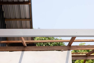 Çatı yapım aşamasında ve gökyüzü zemininde boş kopya alanı var. Ahşap çerçeve yapısının fiber çimento sahalarla onarılması düz, güçlü ve dayanıklı inşaat malzemesi gibi görünüyor..