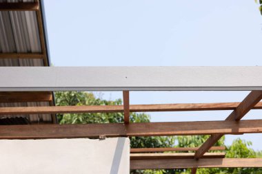 Çatı yapım aşamasında ve gökyüzü zemininde boş kopya alanı var. Ahşap çerçeve yapısının fiber çimento sahalarla onarılması düz, güçlü ve dayanıklı inşaat malzemesi gibi görünüyor..