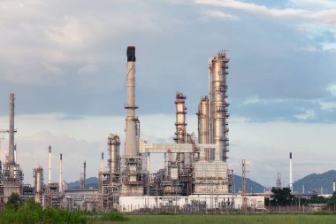 Petrol gaz rafinerisi. May 'e petrol, üretim ya da petrokimya fabrikası deniyor. Çelik boru, boru hattı ve tankı olan mühendislik teknolojisinden endüstriyel fabrika inşaatı. Güç enerjisi işi.