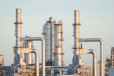 Akşam vakti Tayland 'ın Rayong eyaletinin Map Ta Phut alt bölgesinde petrol kimya fabrikası. Yakıt güç işi için büyük bir endüstri. Ham petrolü petrol ürününe dönüştürmeye. Petrol ve doğalgaz endüstrisi.