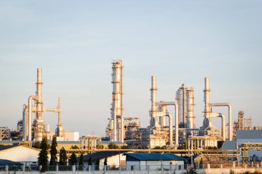 Akşam vakti Tayland 'ın Rayong eyaletinin Map Ta Phut alt bölgesinde petrol kimya fabrikası. Küresel iş için büyük petrol ve doğalgaz endüstrisi. Yakıt gücü konsepti ve talep arzı için uygun