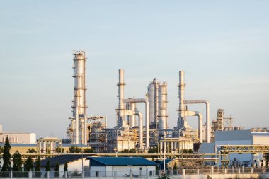 Akşam vakti Tayland 'ın Rayong eyaletinin Map Ta Phut alt bölgesinde petrol kimya fabrikası. Yakıt güç işi için büyük bir endüstri. Ham petrolü petrol ürününe dönüştürmeye. Petrol ve doğalgaz endüstrisi.