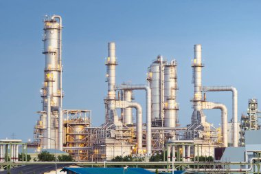 Tailand 'daki Ta Phut Endüstriyel Konutları' nda mavi gökyüzü arka planına sahip petrol rafinerisi. Petrol yakıtı ve enerji üretmek için Petrokimya fabrikası veya işleme tesisi.