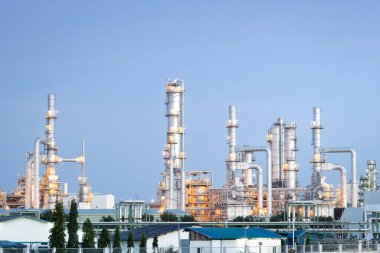 Hava manzaralı yeşil alan karası ya da manzarası. Tarım çiftliği, ev, ev ya da konut ikonu dahil. İnşaat, inşaat, satış ve satın alma konsepti için gayrimenkul.