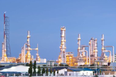Tayland 'daki Ta Phut Endüstriyel Konutları' nda gece mavi gökyüzü arka planında petrol rafinerisi. May petrokimya fabrikasını aradı. Tesis yakıt ve enerji üretimi için işleniyor..