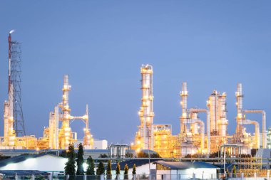 Tayland 'daki Ta Phut Endüstriyel Konutları' nda gece mavi gökyüzü arka planında petrol rafinerisi. May petrokimya fabrikasını aradı. Tesis yakıt ve enerji üretimi için işleniyor..