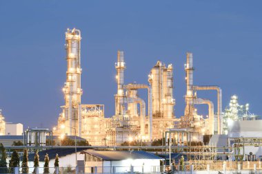 Tayland 'daki Ta Phut Endüstriyel Konutları' nda gece mavi gökyüzü arka planında petrol rafinerisi. May petrokimya fabrikasını aradı. Tesis yakıt ve enerji üretimi için işleniyor..