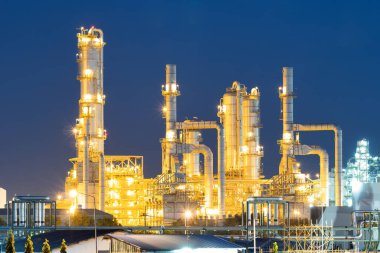 Tayland 'ın Rayong Eyaleti' ndeki Harita Ta Phut Endüstriyel Malikânesi 'nde geceleyin petrol rafinerisi. May petrokimya fabrikasını aradı. Tesis yakıt ve enerji üretimi için işleniyor..