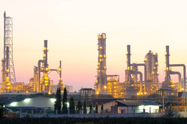 Sabah Rayong, Harita Ta Phut 'taki petrol rafinerisi. May 'e petrol veya petrokimya fabrikası deniyor. Turuncu ve sarı renkte sıcak bir tonu var. Tesis yakıt enerjisi üretmek üzere işleniyor.