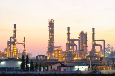 Sabah Rayong, Harita Ta Phut 'taki petrol rafinerisi. May 'e petrol veya petrokimya fabrikası deniyor. Turuncu ve sarı renkte sıcak bir tonu var. Tesis yakıt enerjisi üretmek üzere işleniyor.