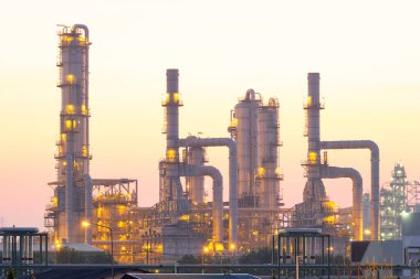 Map Ta Phut, Rayong 'daki petrol rafinerisi. May 'e petrol veya petrokimya fabrikası deniyor. Çelik boru, boru hattı ve tankı olan sanayi fabrikası. Tesis yakıt enerjisi üretmek üzere işleniyor.