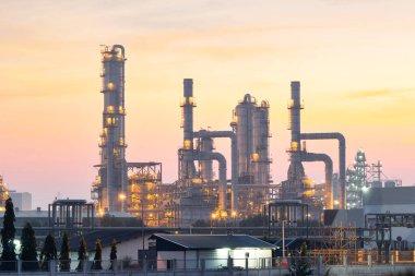 Map Ta Phut, Rayong 'daki petrol rafinerisi. May 'e petrol veya petrokimya fabrikası deniyor. Çelik boru, boru hattı ve tankı olan sanayi fabrikası. Tesis yakıt enerjisi üretmek üzere işleniyor.