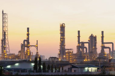 Map Ta Phut, Rayong 'daki petrol rafinerisi. May 'e petrol veya petrokimya fabrikası deniyor. Çelik boru, boru hattı ve tankı olan sanayi fabrikası. Tesis yakıt enerjisi üretmek üzere işleniyor.