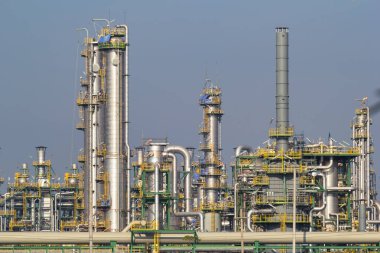 Taa Phut Endüstri Bölgesi 'ndeki rafineri fabrikasında damıtma tankı ve boru hattı. Küresel iş için ağır petrol endüstrisi. Yakıt işi, yatırım, piyasa fiyatı ve talep kavramına uygun