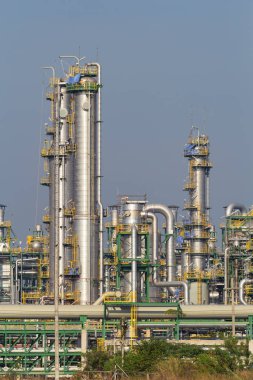 Taa Phut Endüstri Bölgesi 'ndeki rafineri fabrikasında damıtma tankı ve boru hattı. Küresel iş için ağır petrol endüstrisi. Yakıt işi, yatırım, piyasa fiyatı ve talep kavramına uygun