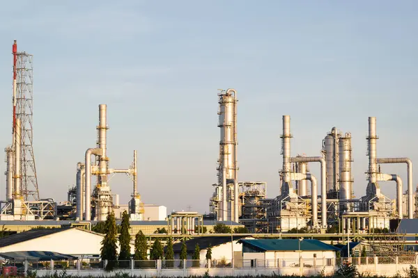 Akşam vakti Tayland 'ın Rayong eyaletinin Map Ta Phut alt bölgesinde petrol kimya fabrikası. Küresel iş için büyük petrol ve doğalgaz endüstrisi. Yakıt gücü konsepti ve talep arzı için uygun