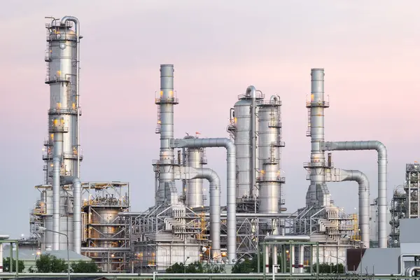 Petrol gazı rafinerisi ya da ördek arka planındaki petrol kimya tesisi. Ta Phut Endüstriyel Malikanesi 'ndeki ağır sanayi, petrol ürünlerini işlemek ve üretmek için kullanılıyor. Dizel yakıt ve benzin..