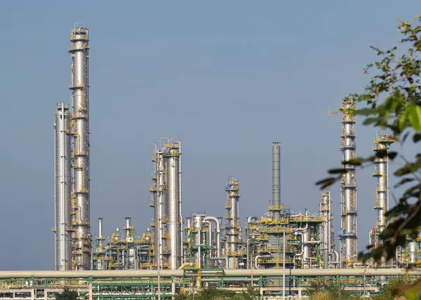 Rayong, Map Ta Phut 'taki petrol rafinerisindeki damıtma tankı ve boru hattı. May 'e petrol veya petrokimya fabrikası deniyor. Benzin, yakıt veya enerji üretimine yönelik sanayi fabrikası binası