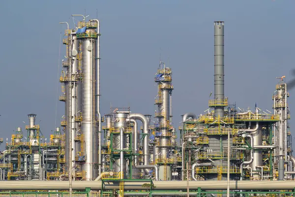 Taa Phut Endüstri Bölgesi 'ndeki rafineri fabrikasında damıtma tankı ve boru hattı. Küresel iş için ağır petrol endüstrisi. Yakıt işi, yatırım, piyasa fiyatı ve talep kavramına uygun