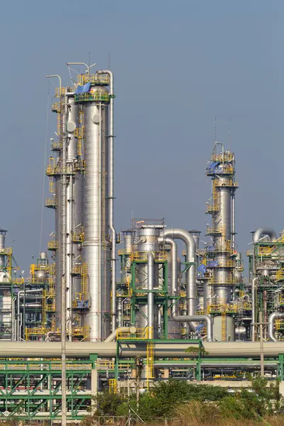 Taa Phut Endüstri Bölgesi 'ndeki rafineri fabrikasında damıtma tankı ve boru hattı. Küresel iş için ağır petrol endüstrisi. Yakıt işi, yatırım, piyasa fiyatı ve talep kavramına uygun