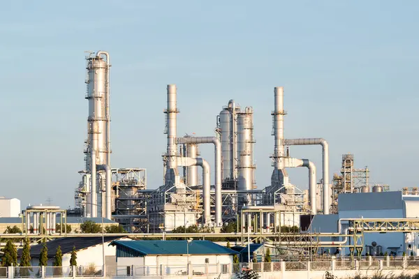 Tailand 'daki Ta Phut Endüstriyel Konutları' nda mavi gökyüzü arka planına sahip petrol rafinerisi. Petrol yakıtı ve enerji üretmek için Petrokimya fabrikası veya işleme tesisi.
