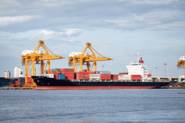Kargo gemisi kargo konteynırı, Bangkok, Tayland 'da liman, liman veya limanda vinçle birlikte çalış. Konsept iş endüstrisi. nakliye, lojistik, küresel ticaret, nakliye, ihracat.