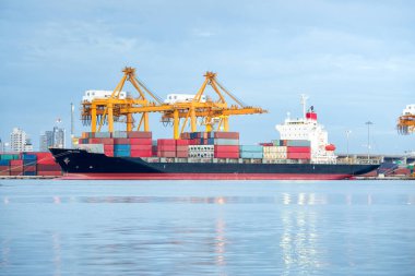 Kargo gemisi kargo konteynırı, Bangkok, Tayland 'daki liman, liman veya limanda vinçle birlikte çalış. Konsept iş endüstrisi. nakliye, lojistik, ticaret, nakliye ve ihracat.