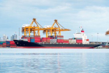 Kargo gemisi kargo konteynırı, Bangkok, Tayland 'daki liman, liman veya limanda vinçle birlikte çalış. Konsept iş endüstrisi. nakliye, lojistik, ticaret, nakliye ve ihracat.