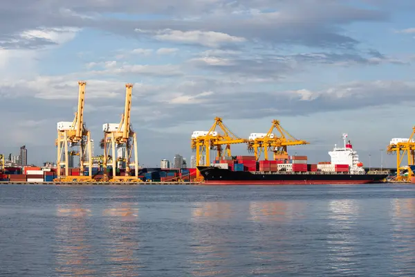 Kargo gemisi kargo konteynırı, Bangkok, Tayland 'da liman, liman veya limanda vinçle birlikte çalış. Konsept iş endüstrisi. nakliye, lojistik, küresel ticaret, nakliye, ihracat.