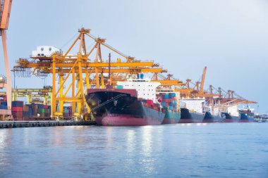 Büyük bir vinç ve kargo gemisi kargo konteynırı ve Tayland 'ın Bangkok limanına yanaşmış. Ticari taşımacılık, lojistik, uluslararası küresel ticaret, nakliye, ithalat sanayii.