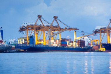 Büyük bir vinç ve kargo gemisi kargo konteynırı ve Tayland 'ın Bangkok limanına yanaşmış. Ticari taşımacılık, lojistik, uluslararası küresel ticaret, nakliye, ithalat sanayii.