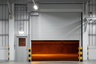 Ön taraftaki sanayi binasının kepenk kapağı ya da paten kapağı. Ticari ve endüstriyel binaların inşaatı için. Arkaplan için depo, fabrika, garaj, hangar ya da dükkan kıyafeti.