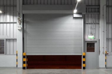 Ön taraftaki sanayi binasının kepenk kapağı ya da paten kapağı. Ticari ve endüstriyel binaların inşaatı için. Arkaplan için depo, fabrika, garaj, hangar ya da dükkan kıyafeti.