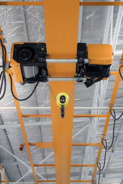 Fabrikanın içindeki vinç ya da depo binası. Endüstriyel makine ya da kaldırma ekipmanları, üretim tesisi için kiriş kirişleri yapısı üzerinde çekiş, kanca ve tel halattan oluşur..