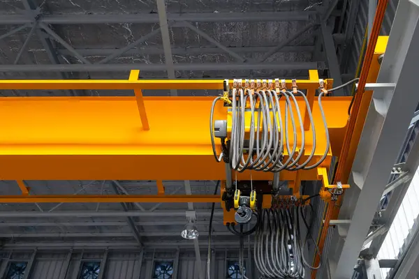 Fabrikanın içindeki vinç ya da depo binası. Endüstriyel makine ya da kaldırma ekipmanları, üretim tesisi için kiriş kirişleri yapısı üzerinde çekiş, kanca ve tel halattan oluşur..