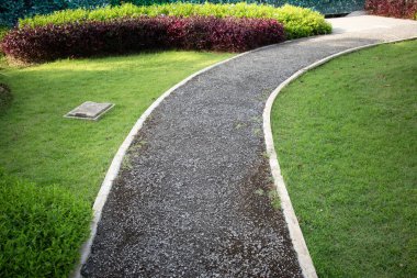 Bahçede yürüyüş ve manzara, park. Ayrıca patika, patika, patika ya da asfalt zemin de denir. Çukur örtüsü, doğal bitki, çalı, çimen ve otlar dahil. Açık hava peyzaj dekorasyonu.