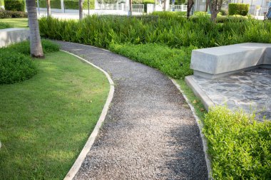 Bahçede yürüyüş ve manzara, park. Ayrıca patika, patika, patika ya da asfalt zemin de denir. Beton bank, doğal bitki, çalı, çimen ve çimenler dahil. Açık hava peyzaj dekorasyonu.