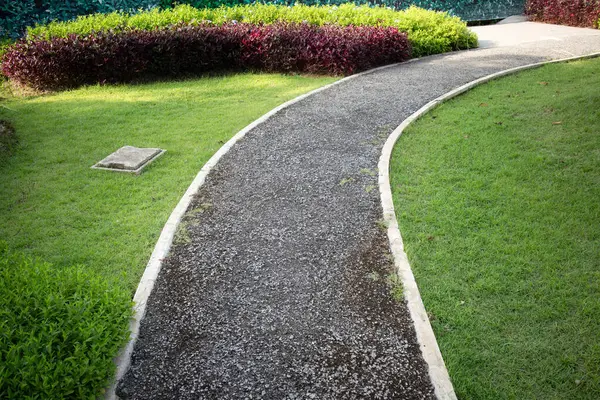 Bahçede yürüyüş ve manzara, park. Ayrıca patika, patika, patika ya da asfalt zemin de denir. Çukur örtüsü, doğal bitki, çalı, çimen ve otlar dahil. Açık hava peyzaj dekorasyonu.