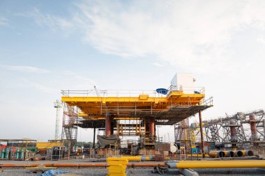 Kıyıda inşaat halindeki petrol kulesi. Ham petrol kaynakları ve doğalgaz için ağır araştırma ve sondaj sanayisi. Enerji ve doğalgaz sektöründeki yatırımlardan elde edilen proje.