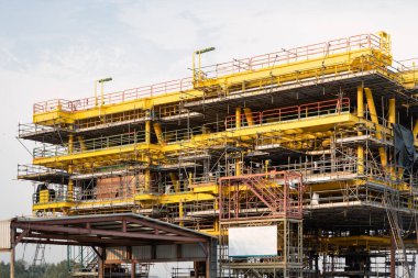 Kıyıda inşaat halindeki petrol kulesi. Ham petrol kaynakları ve doğalgaz için ağır araştırma ve sondaj sanayisi. Enerji ve doğalgaz sektöründeki yatırımlardan elde edilen proje.