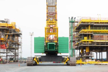 Sürüngen vinç ya da petrol kulesi inşaatı için derrick vinç kıyıya. Çelik yapı platformunu kaldırmak için. Ağır sanayi ve ham ve doğal gaz arama ve sondaj mühendisliği.