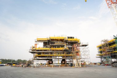 Kıyıda petrol kuyusu inşaatı. Çelik yapı platformu oluşturmak, elektrik yakıtları yatırımında ham ve doğal gaz arama ve sondajı için teknoloji mühendisliği tarafından boru hattı oluşturmak..