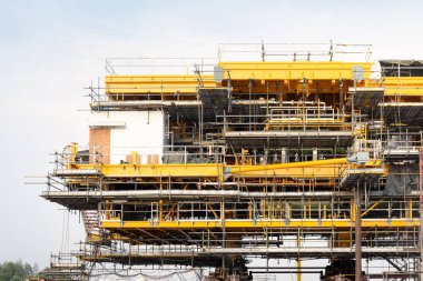 Kıyıda petrol kuyusu inşaatı. Çelik yapı platformu oluşturmak, elektrik yakıtları yatırımında ham ve doğal gaz arama ve sondajı için teknoloji mühendisliği tarafından boru hattı oluşturmak..