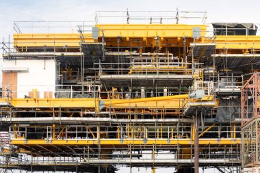 Kıyıda petrol kuyusu inşaatı. Çelik yapı platformu oluşturmak, elektrik yakıtları yatırımında ham ve doğal gaz arama ve sondajı için teknoloji mühendisliği tarafından boru hattı oluşturmak..